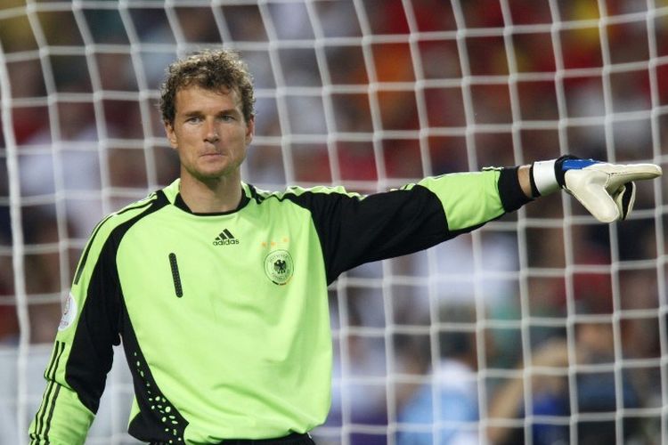 Kiper Jerman, Jens Lehmann memberi isyarat saat pertandingan final sepak bola kejuaraan Euro 2008 Jerman vs Spanyol pada 29 Juni 2008 di stadion Ernst-Happel di Wina, Austria.