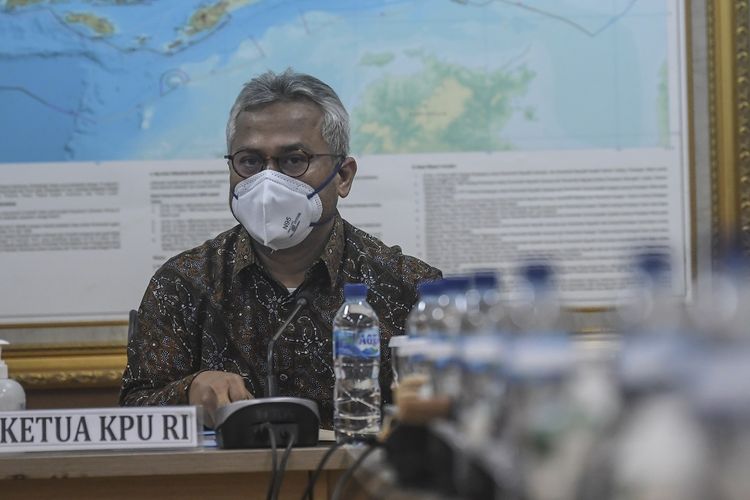 Ketua Komisi Pemilihan Umum (KPU) Arief Budiman bersiap memimpin pertemuan dengan Mendagri di kantor KPU Pusat, Jakarta, Kamis (30/7/2020). Pertemuan tersebut membahas mengenai pelaksanaan pemilihan kepala daerah serentak yang akan diselenggarakan pada Desember 2020. ANTARA FOTO/Muhammad Adimaja/aww.