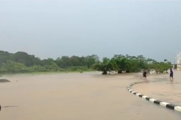 Tangkapan layar video genangan banjir di areal pintu masuk Bandara APT Pranoto, Samarinda, Kaltim, Senin (18/10/2021). 