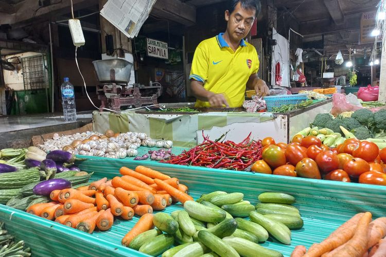 Indra, salah satu pedagang sayuran di Pasar Agung, Sukmajaya, Depok, keluhkan harga bawang merah yang menyentuh harga Rp 80.000 per kilogram, dinilainya masih tinggi.
