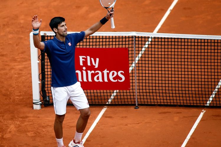 Petenis Serbia, Novak Djokovic, merayakan kemenangan atas Nicolas Almagro (Spanyol), pada babak kedua Madrid Terbuka di Madrid, Rabu (10/5/2017). Djokovic menang 6-1, 4-6, 7-5.