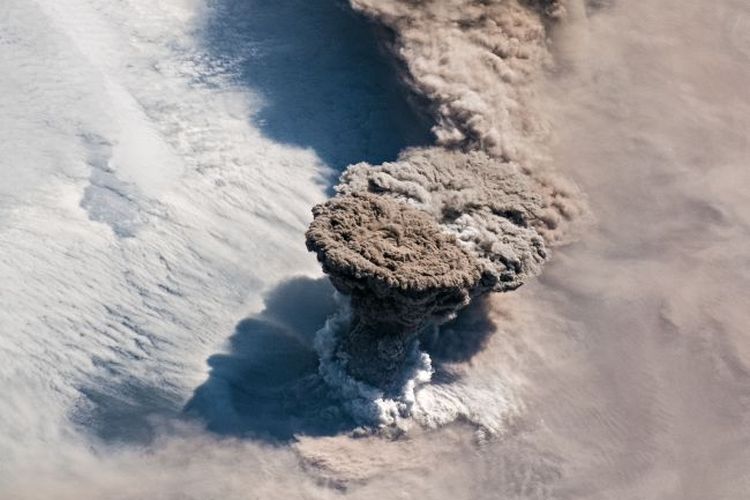Seorang astronot menangkap fenomena gunung berapi Raikoke meletus pada 22 Juni 2019 dari ISS.