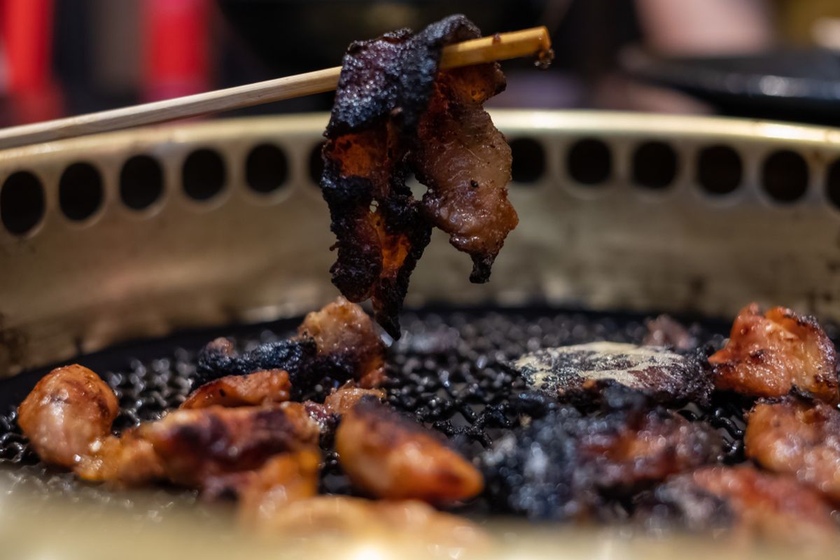 Ilustrasi makanan penyebab tumor payudara ganas, daging yang dibakar termasuk salah satu jenis makanan penyebab tumor payudara ganas yang sebaiknya dihindari. 