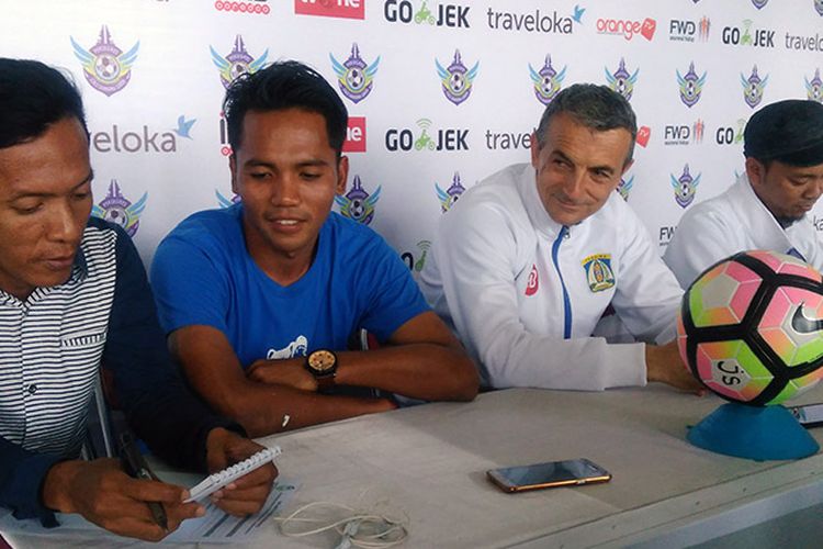 Pelatih anyar Persiba Balikpapan Milomir Seslija (dua dari kanan), dalam sesi jumpa pers sebelum pertandingan kontra Persegres.