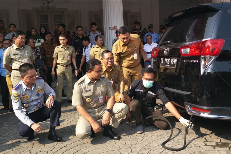 Gubernur DKI Jakarta Anies Baswedan melihat pelaksanaan uji emisi dan meluncurkan aplikasi e-Uji Emisi di Balai Kota DKI Jakarta, Jalan Medan Merdeka Selatan, Selasa (13/8/2019).