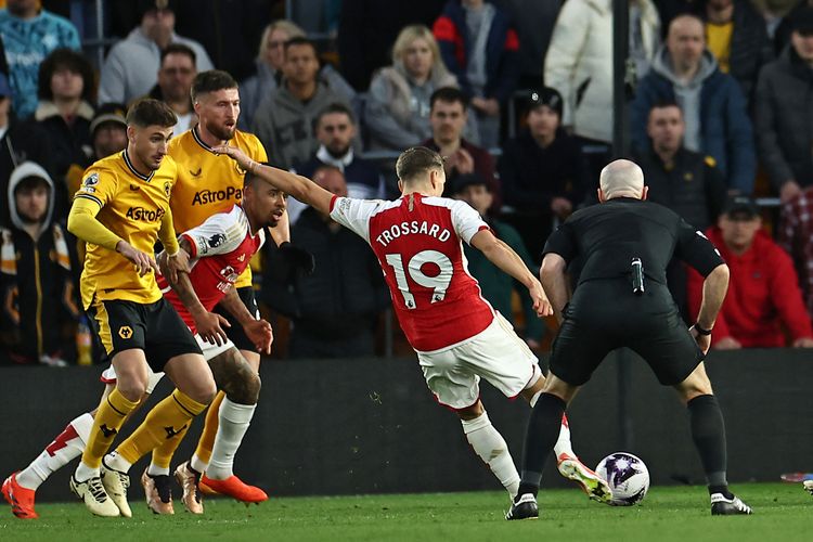 Gelandang Arsenal Leandro Trossard (19/tengah) menembak untuk mencetak gol pembuka pertandingan Liga Inggris antara Wolves vs Arsenal di Stadion Molineux di Wolverhampton, Inggris, pada Sabtu 20 April 2024.