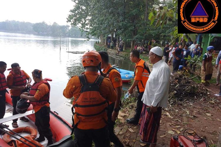 Tim reaksi cepat dari Badan Penanggulangan Bencana Daerah (BPBD) melakukan pencarian orang hilang di Situ Cikaret, Kelurahan Pakansari, Kecamatan Cibinong, Kabupaten Bogor, Jawa Barat, Sabtu (11/6/2022).