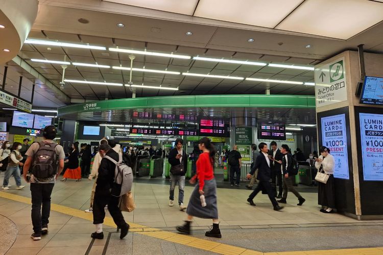 Salah satu sudut pintu masuk Stasiun Shinjuku di Tokyo, Jepang, Kamis (2/11/2023).