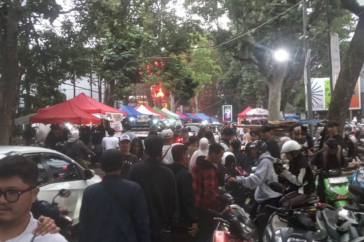 Kala Jalan Trunojoyo Jadi Lautan Anak Muda Bandung Pemburu Streetwear