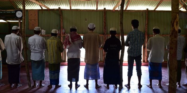 Warga etnis Rohingya sedang menjalankan shalat di kamp pengungsian, di Ukhia, Coxs Bazar, Bangladesh, pada 10 Mei 2018. (AFP/Munir Uz Zaman)