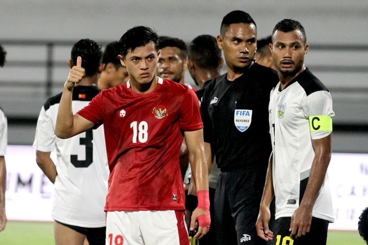 Pemain Timnas Indonesia Alfeandra Dewangga Santosa memberi kode baik ditengah pertandingan ujicoba melawan Timor Leste dalam rangka FIFA Matchday yang berakhir dengan skor 4-1 di Stadion Kapten I Wayan Dipta Gianyar, Kamis (27/1/2022) malam.