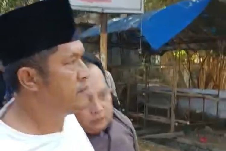 Bawon mengamakan Jamaluddin (kanan) sebelum nyaris babak belur usai mencuri dompet warga di Desa Karanggeger, Pajarakan, Kabupaten Probolinggo, Jawa Timur, Senin (6/11/2023). 