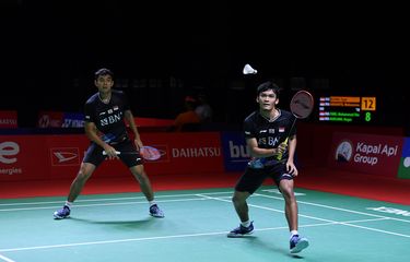 Pasangan Bagas Maulana/Muhammad Shohibul Fikri sukses merebut tiket ke babak 16 besar turnamen bulutangkis Indonesia Masters 2021. Tiket itu mereka raih setelah mengalahkan seniornya, Fajar Alfian/Muhammad Rian Ardianto.