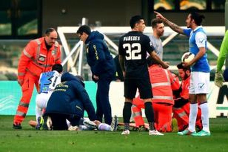 Pemain Chievo Verona, Federico Mattiello (tergeletak), mendapat perawatan dari tim medis setelah mengalami patah kaki pada laga melawan AS Roma, di Stadion Mentegodi, Verona, Minggu (8/3/2015).
