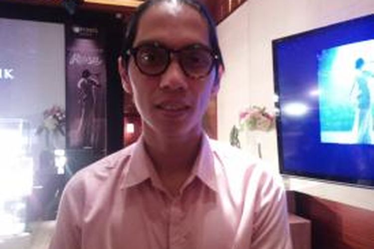 Sutradara film Filosopi Kopi, Angga Dwimas Sasongko, diabadikan usai pemutaran film pendek karyanya berjudul Cahaya Cantik Raisa di Plaza Senayan, Jakarta Selatan, Senin (20/4/2015).