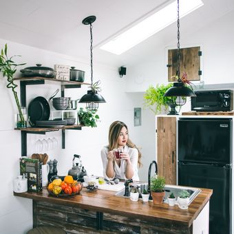 Ilustrasi dapur terbuka, konsep dapur terbuka. Kulkas di dapur terbuka.