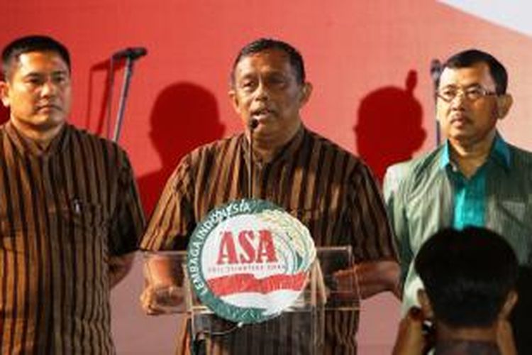 Mantan Panglima TNI, Jenderal Purn TNI Djoko Santoso (tengah) saat mendeklarasikan organisasi masyarakat Gerakan Indonesia Adil Sejahtera dan Aman (ASA), di Balai Kartini, Jakarta Selatan, Senin (20/5/2013).