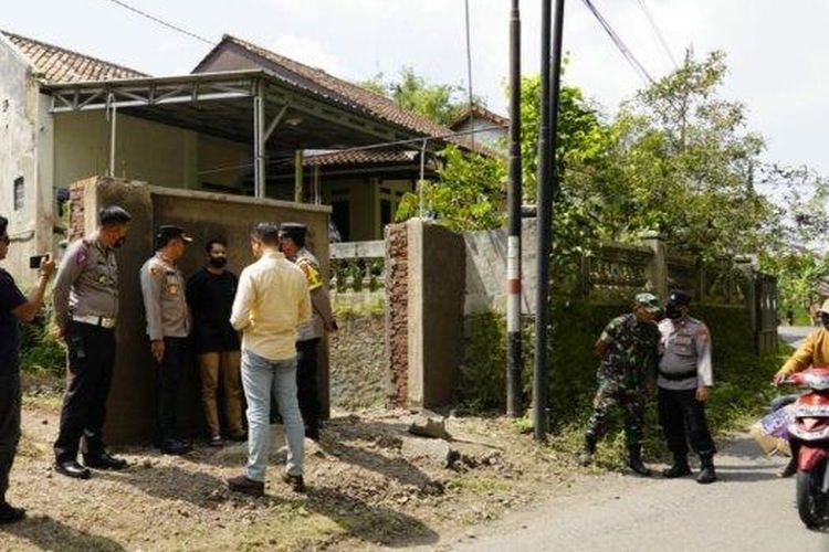 Kapolres Tasikmalaya Kota, AKBP Aszhari Kurniawan memimpin olah tempat kejadian perkara kasus laporan palsu aksi begal di Jalan Sukaratu. AW mengaku kehilangan uang Rp 32,9 juta akibat dibegal. Setelah diselidiki polisi, kasus ini ternyata hanya rekayasa AW karena takut dimarahi istri.