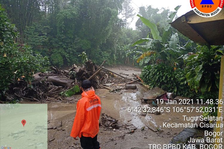 Banjir bandang di Puncak Bogor, Jawa Barat, Selasa (19/1/2021).