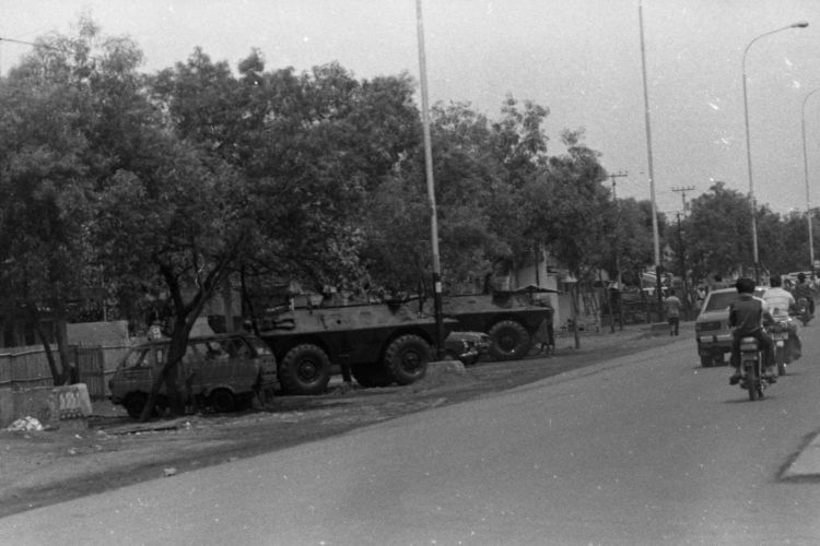  Suasana di Tanjungpriok, Jakarta Utara, pada hari Kamis, 13 September 1984, paska terjadinya kerusuhan yang disertai aksi bakar-membakar pada Rabu malam, 12 September. Sejumlah orang dilaporkan meninggal dalam peristiwa ini.
