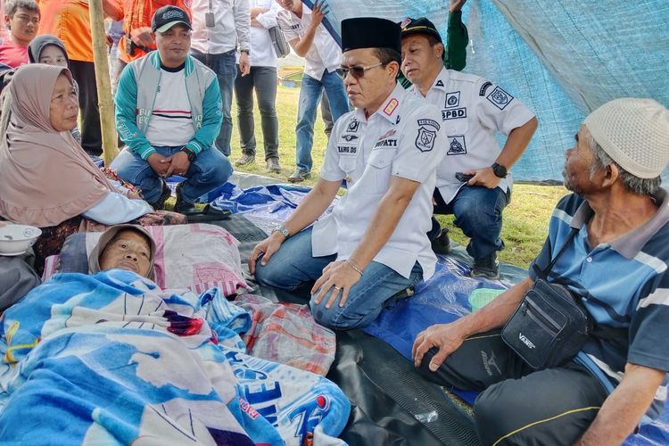 Bupati Bandung Dadang Supriatna meninjau lokasi terdampak gempa yang mengguncang wilayah Kecamatan Kertasari dan Pangalengan pada Rabu (18/9/2024).