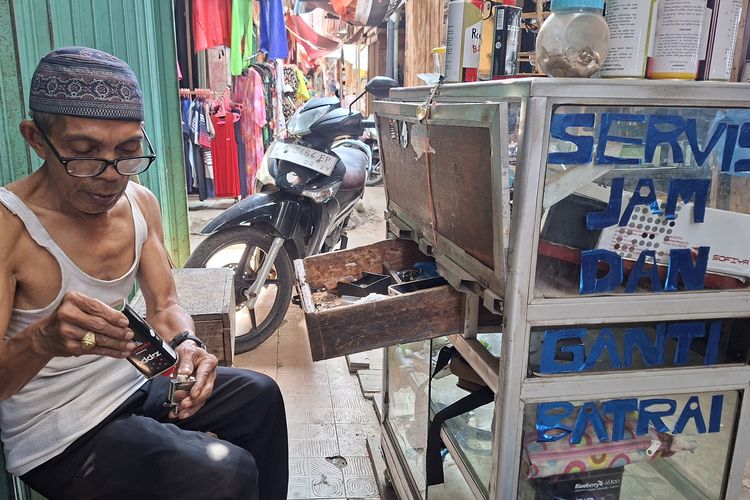 Tanpa Kios Tetap, Kiram 35 Tahun Mengadu Nasib Jadi Tukang Servis di Bengkulu