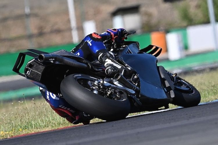 Yamaha M1 dengan mesin V4 dalam sesi tes privat di Sirkuit Brno