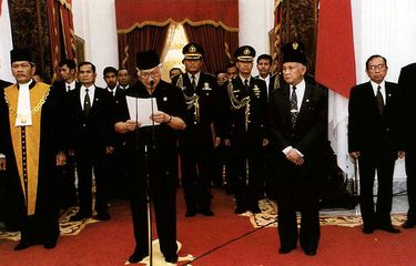 Kisah Soeharto Ditolak 14 Menteri dan Isu Mundurnya Wapres Habibie...