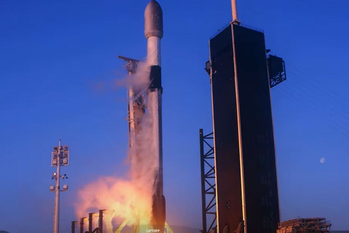 Roket Falcon 9 SpaceX meluncurkan 53 satelit Starlink ke luar angkasa dari Pad 39A di tempat peluncuran wahana antariksa milik NASA di Kennedy Space Center, Florida pada 18 Mei 2022 lalu.