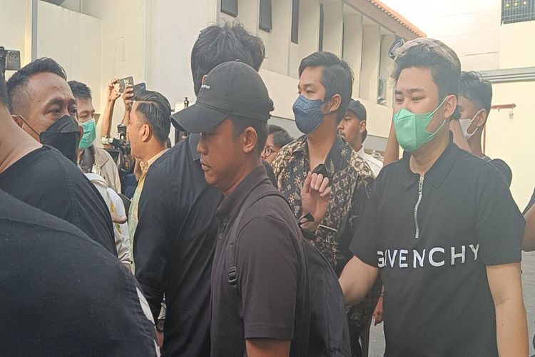 Teman-teman Indra Kesuma alias Indra Kenz hampir dipukul oleh korban investasi bodong binary option Binomo, usai menghadiri sidang putusan terdakwa yang ditunda.  Adegan hampir dipukul ini terjadi di halaman Pengadilan Negeri Tangerang, Jumat (28/10/2022).