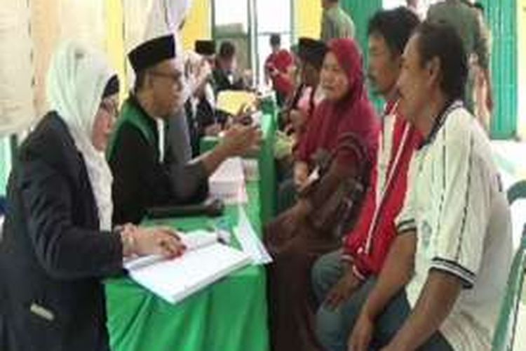 537 psutri legah medapatkan buku nikah setelah megikuti sidnag isbath yang di gelar pengadilan agama dna kantor departemen agama pinrang bekerja sama dengan pemda di kantor kecamatan Lembang, Pinrang, Rabu (17/2).