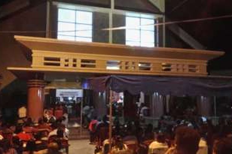 Ratusan jemaat di gereja Maranatha Ambon mengikuti ibadah Natal di halaman gereja, Sabtu (24/12/2016).  