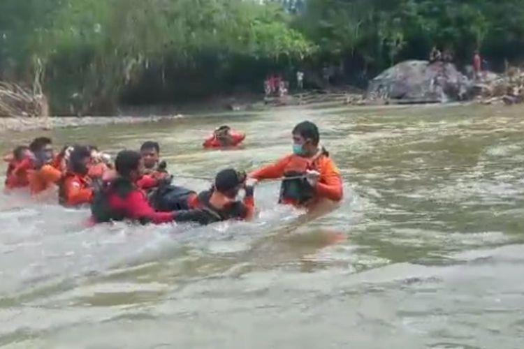 Evakuasi korban berjalan dramatis, suasana menegangkan saat tim SAR mengevakuasi jasad korban yang harus berjibaku melewati arus sungai Sa’dan yang deras di Lembang Tadongkon, Kecamatan Kesu’, Toraja Utara, Sulawesi Selatan, Minggu (02/1/2022)