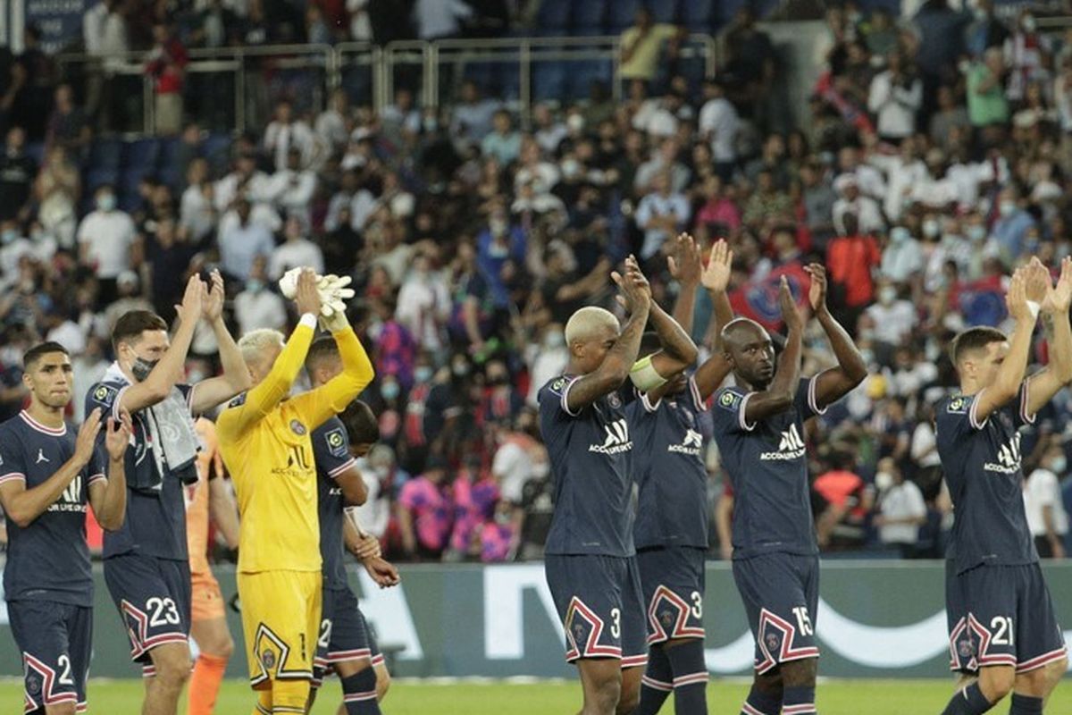 Para pemain Paris Saint-Germain merayakan setelah memenangkan pertandingan sepak bola Ligue 1 Perancis antara PSG dan Racing Club Strasbourg di Stadion Parc des Princes di Paris pada 14 Agustus 2021.