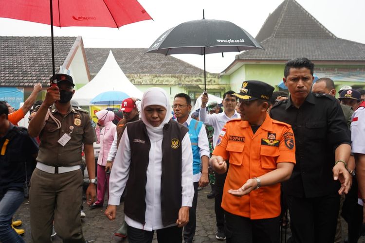 Bupati Lumajang Thoriqul Haq saat menyambut kedatangan Gubernur Jawa Timur Khofifah Indar Parawansah di posko pengungsian Desa Penanggal, Senin (5/12/2022)