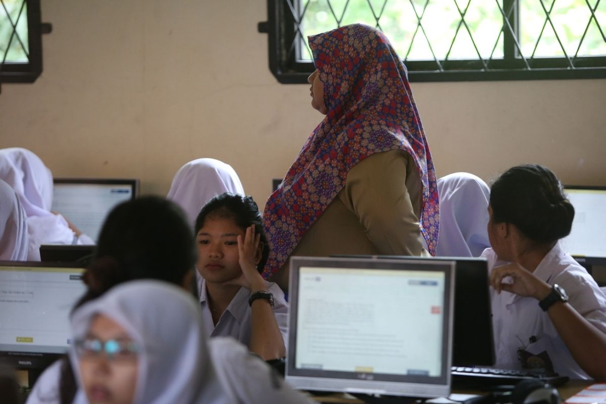 Salah seorang pengawas berjaga saat pelaksanaan UNBK ( Ujian Nasional Berbasis Komputer ) di SMK Negeri 3 Kota Tangerang, Banten, Senin ( 3/4/2017). Ujian nasional berbasis online tingkat SMK ini akan berlangsung hingga Kamis 6 April mendatang.