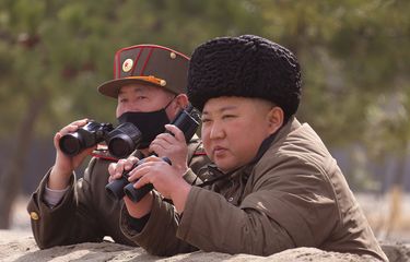 Gambar yang diambil pada 9 Maret 2020, dan dirilis pada 10 Maret 2020 oleh kantor berita Korea Utara KCNA, memperlihatkan Pemimpin Korea Utara Kim Jong Un melihat latihan serangan gabungan di lokasi yang dirahasiakan.