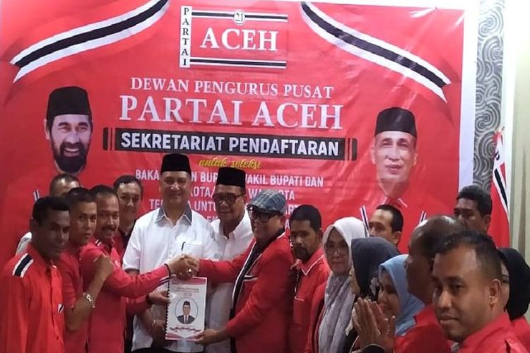 Wakapolda Aceh Brigjen Pol Armia Fahmi (baju putih) saat menyerahkan berkas pendaftaran Bacalon Bupati Aceh Tamiang ke DPP Partai Aceh, di Banda Aceh, Kamis (16/5/2024).
