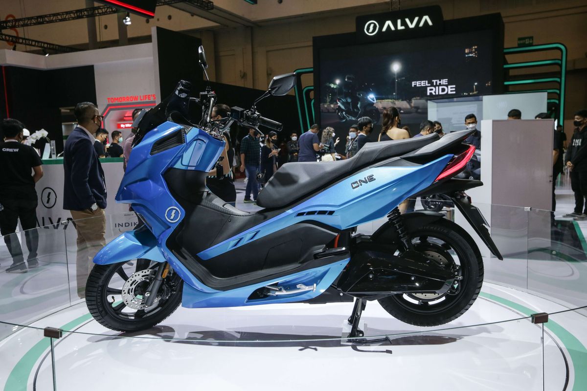 Motor listrik Alva One dipamerkan di ajang Gaikindo Indonesia International Auto Show (GIIAS) 2022 di ICE BSD, Tangerang, Jumat (12/8/2022). Motor ini jadi salah satu produk lokal yang bakal meramaikan pasar motor tahun ini.