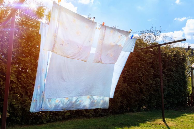 Ilustrasi menjemur pakaian.