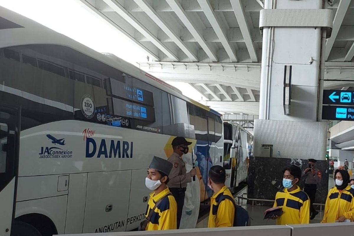 Pekerja migran Indonesia yang diantar jemput dengan bus Damri