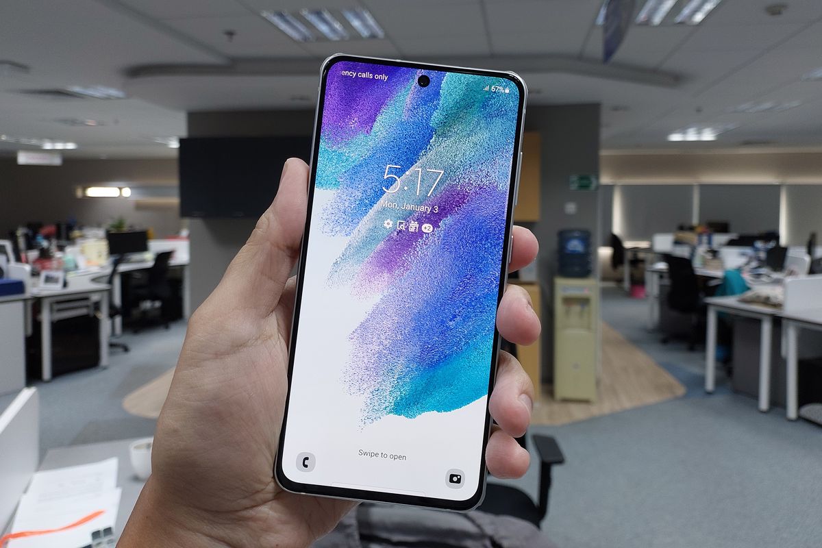 Samsung secara resmi mengumumkan kehadiran Galaxy S21 FE 5G. Ponsel ini sempat dikabarkan batal meluncur pada 2021 lalu. 