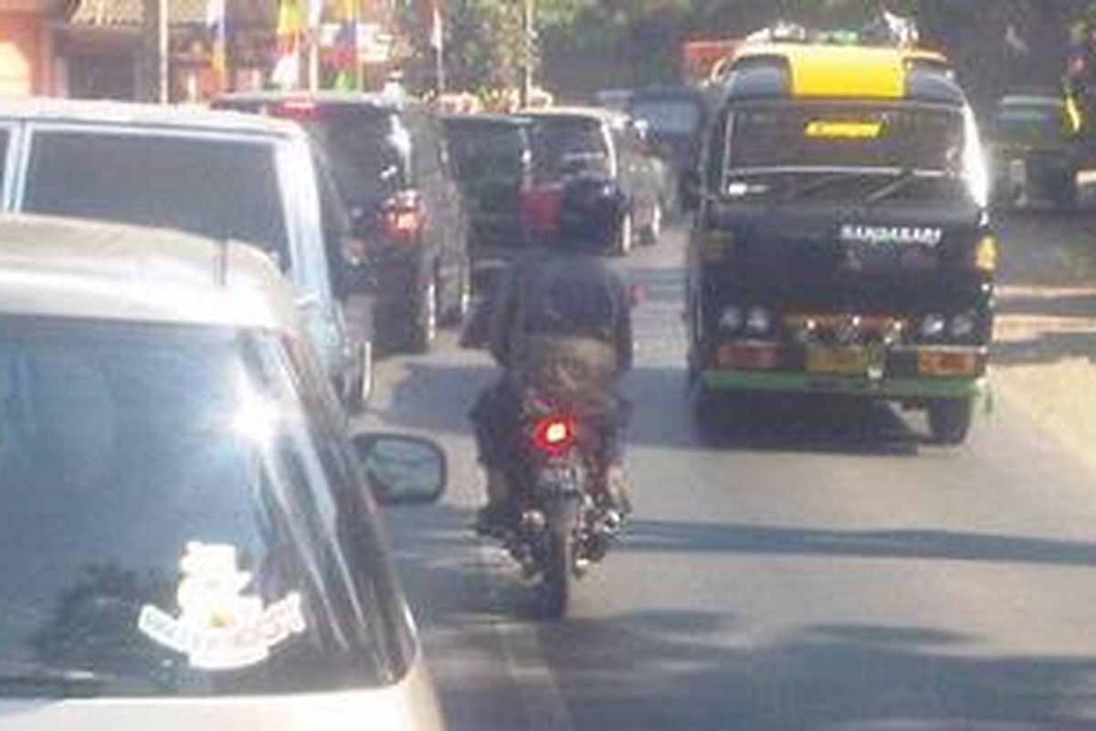 Kendaraan terjebak kepadatan (22/8/2012 )mulai Pasar Limbangan ke arah Malangbong - Tasikmalaya hingga mencapai lebih 10 km