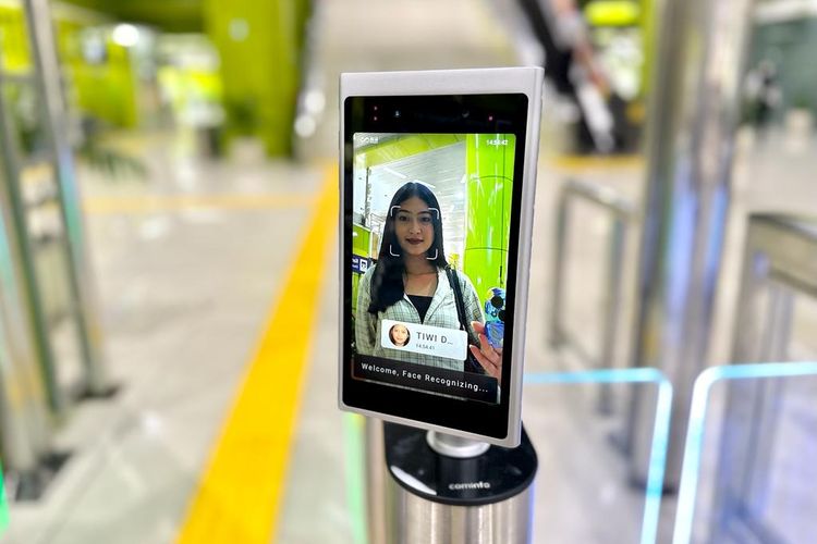  PT Kereta Api Indonesia (KAI) Daop 1 Jakarta kini telah menerapkan teknologi Face Recognition Boarding Gate di Stasiun Gambir.