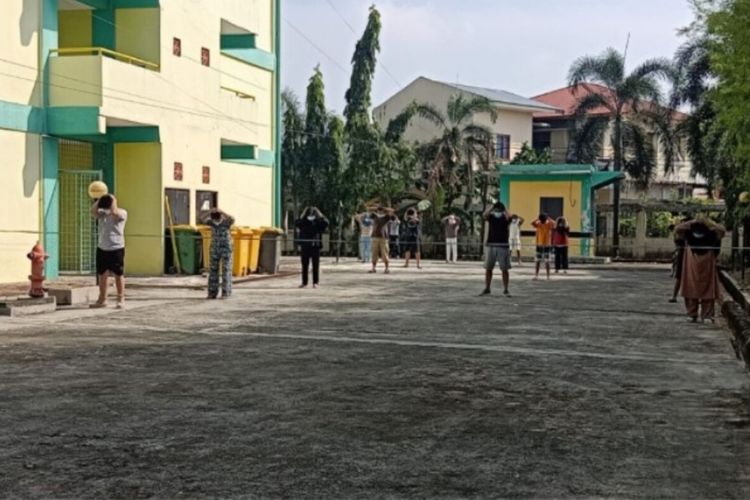 Pasien Covid-19 yang menjalani isolasi mandiri melaksanakan olah raga di lapangan Asrama Haji di Pekanbaru