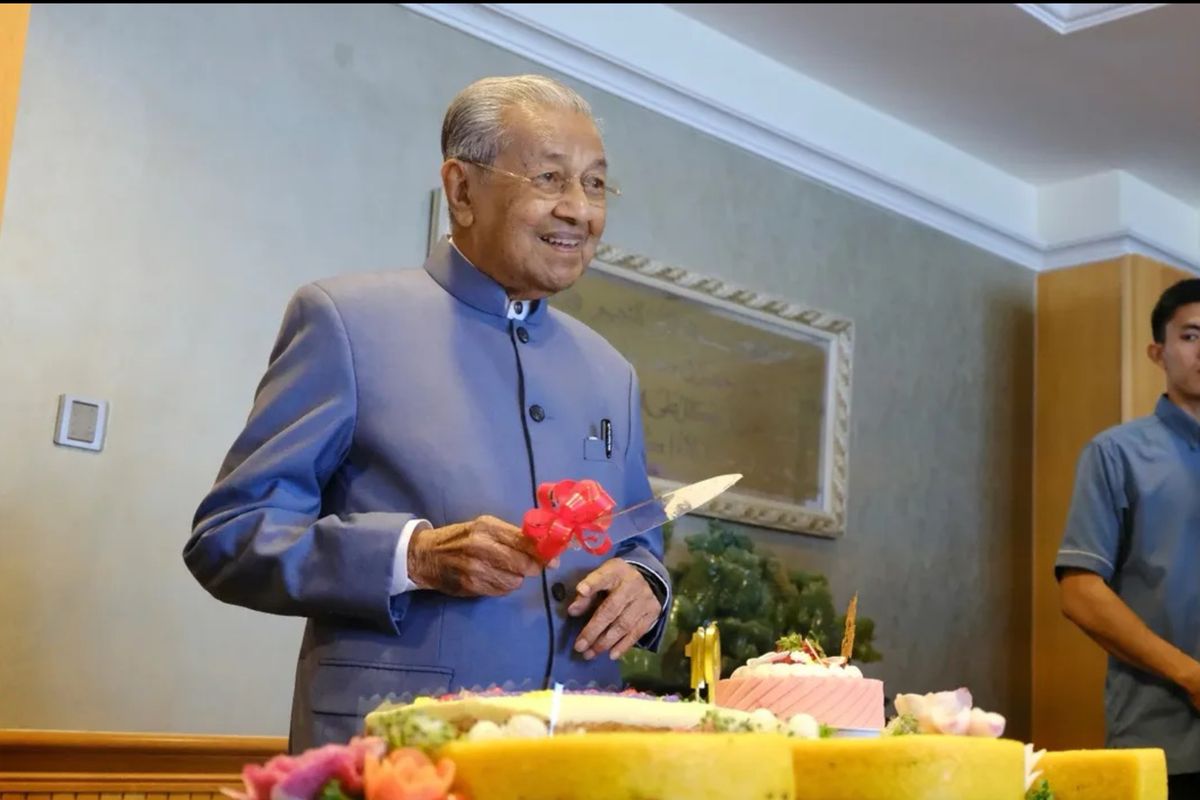 Apa rahasia Mahathir Mohamad tetap sehat di usia 100 tahun? Simak selengkapnya berikut ini.