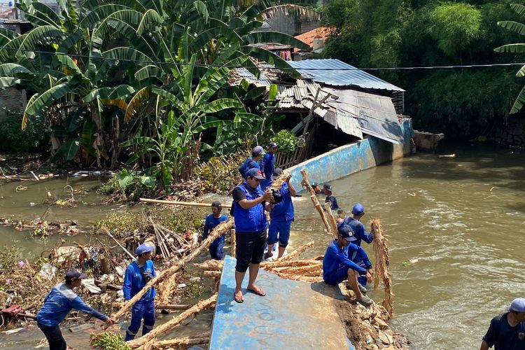 SDA Pasang Tanggul Sementara dari Kayu dan Karung Tanah untuk Tahan Air di Jati Padang