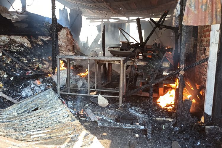 4 Lapak Pedagang di Waru Terbakar, Puntung Rokok Diduga Jadi Pemicu