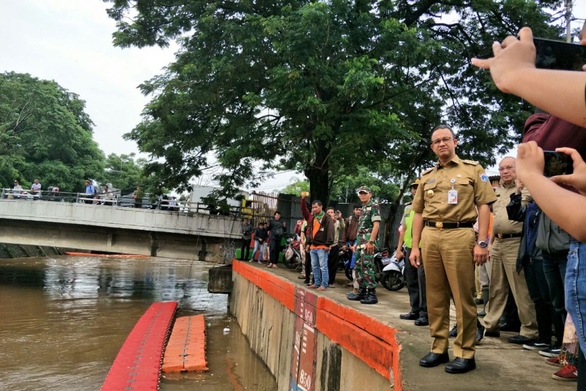 Gubernur DKI Jakarta Anies Baswedan memantau kondisi Pintu Air Manggarai, Senin (5/2/2018). 