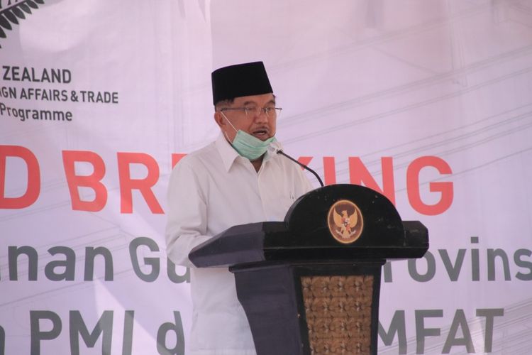 Ketua Umum PMI Jusuf Kalla saat di Mataram, menghadiri peletakan batu pertama , pembangunan Gudang Logistik Palang Merah Indonesia (PMI)di delapan provinsi se Indonesia,